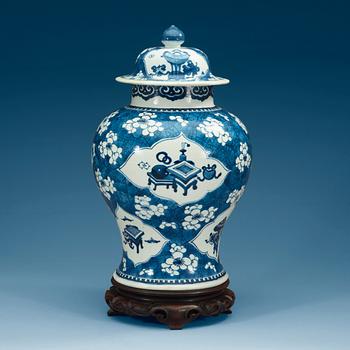 1692. A blue and white jar with cover, Qing dynasty, Kangxi (1662-1722).