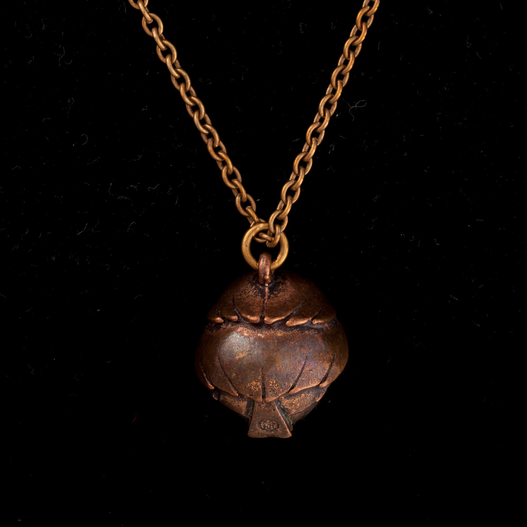 HÄNGE, brons, keramik. Kalevala Koru.