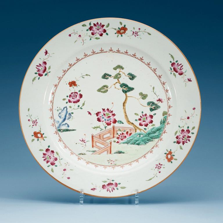 A famille rose serving dish, Qing dynasty, Qianlong (1736-95).