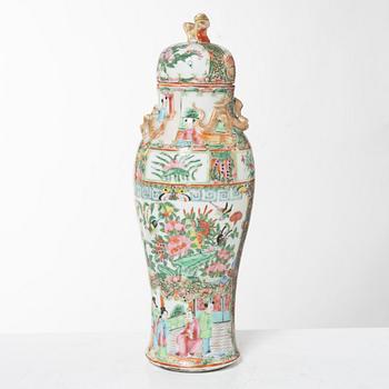 Urna med lock, porslin, Kina, Kanton, 1900-tal.