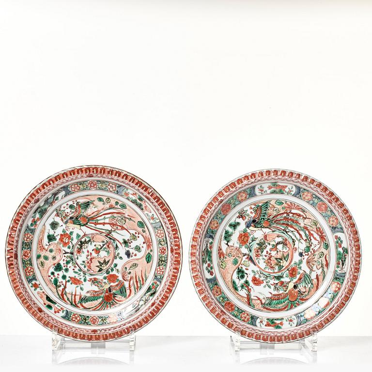 A set of nine famille verte 'pie crust' plates, Qing dynasty, Kangxi (1662-1722).