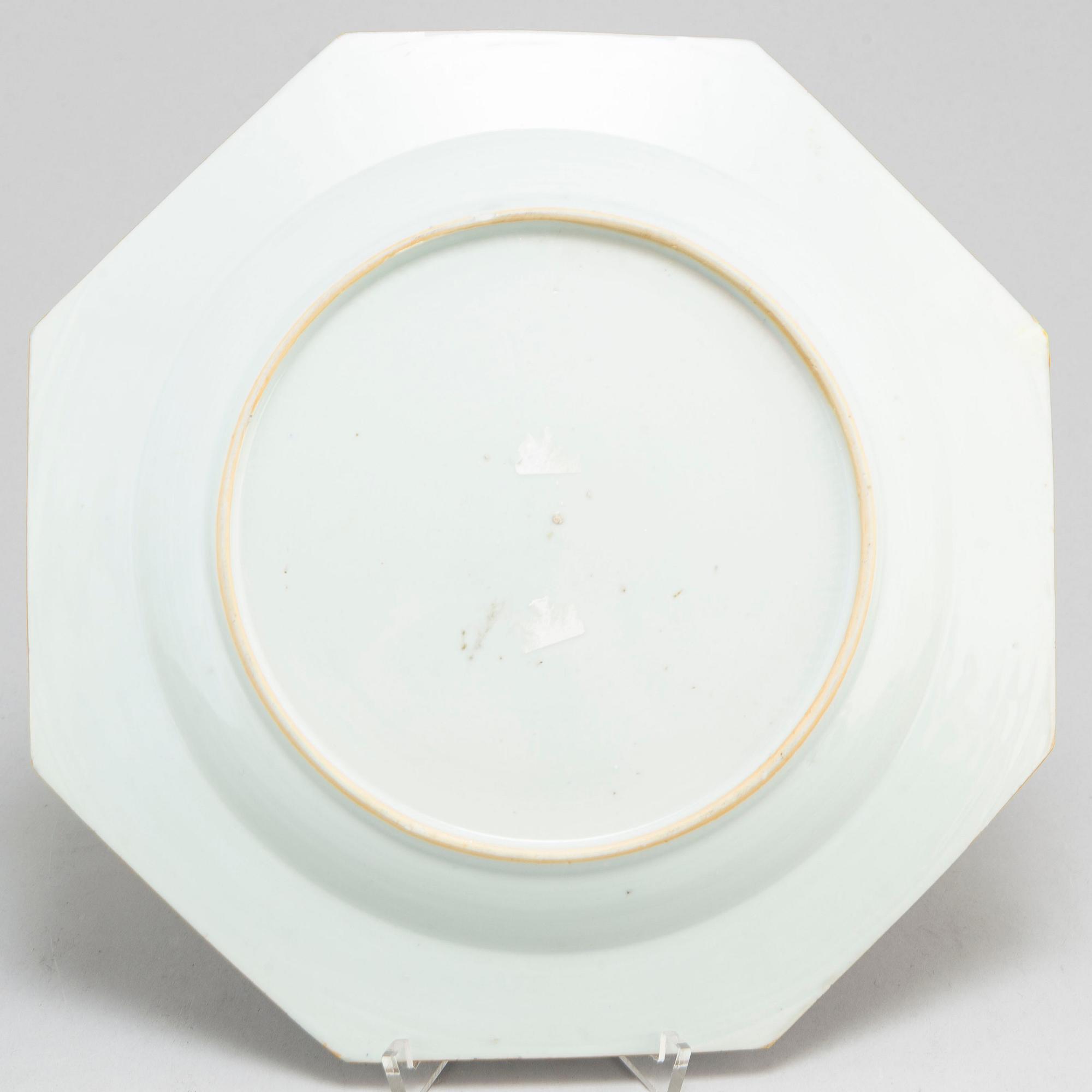 A blue and white serving dish, Qing dynasty, Qianlong (1736-95).