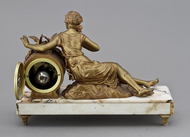 BORDSPENDYL, Louis XVI-stil. Frankrike, sekelskiftet 1800/1900.