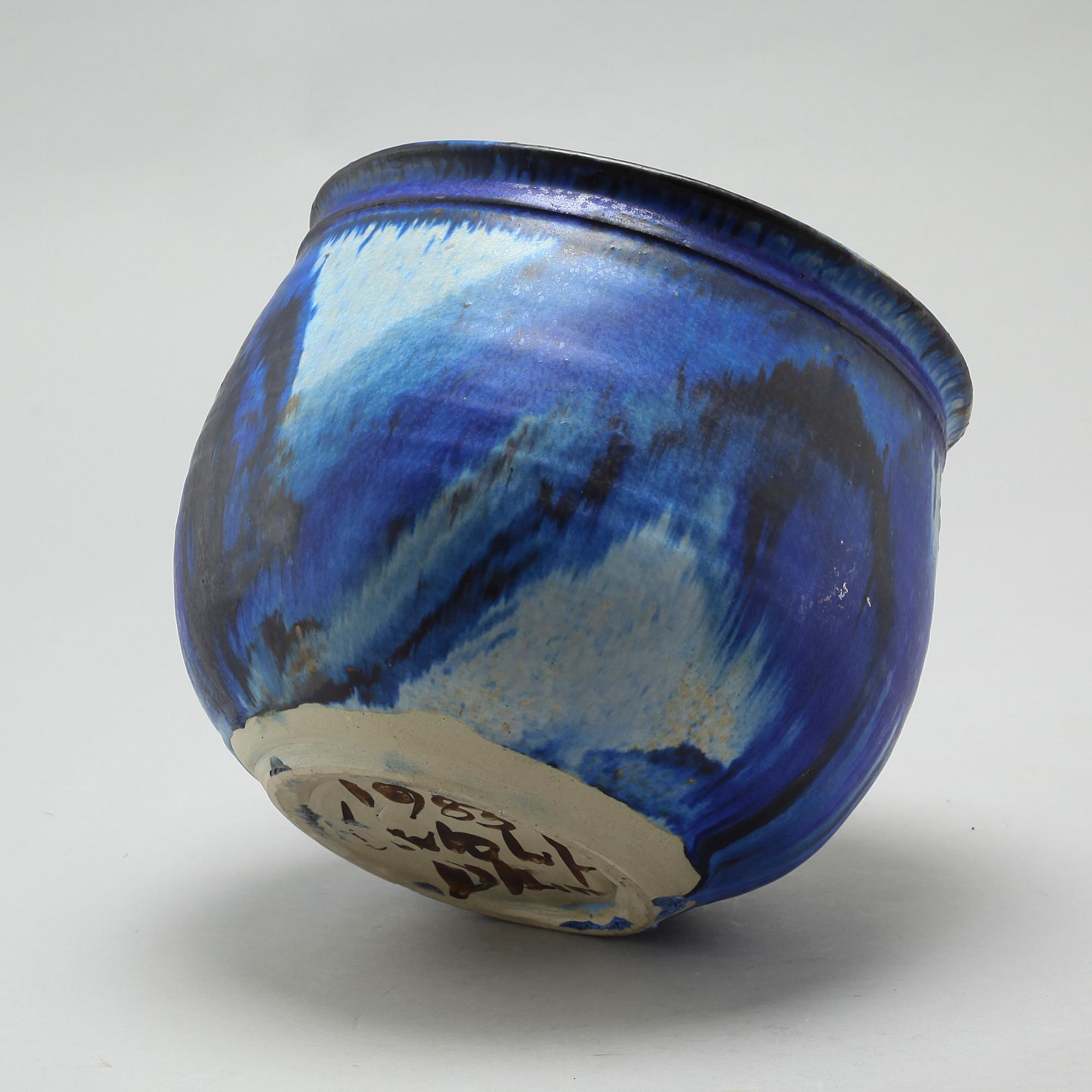 A stoneware pot by Carl Olaf Olsen, signed and dated 1983.