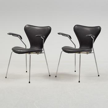 ARNE JACOBSEN, a pair of leather upholstered armchairs by Fritz Hansen, Danmark.