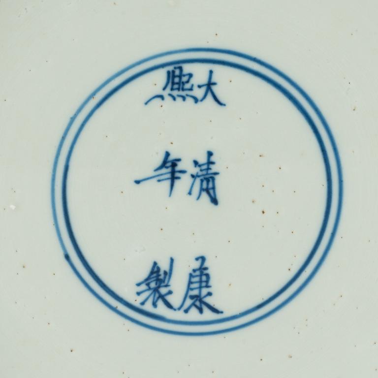 A blue and white dragon dish, Qing dynasty, 18th Century, with Kangxi six character mark.