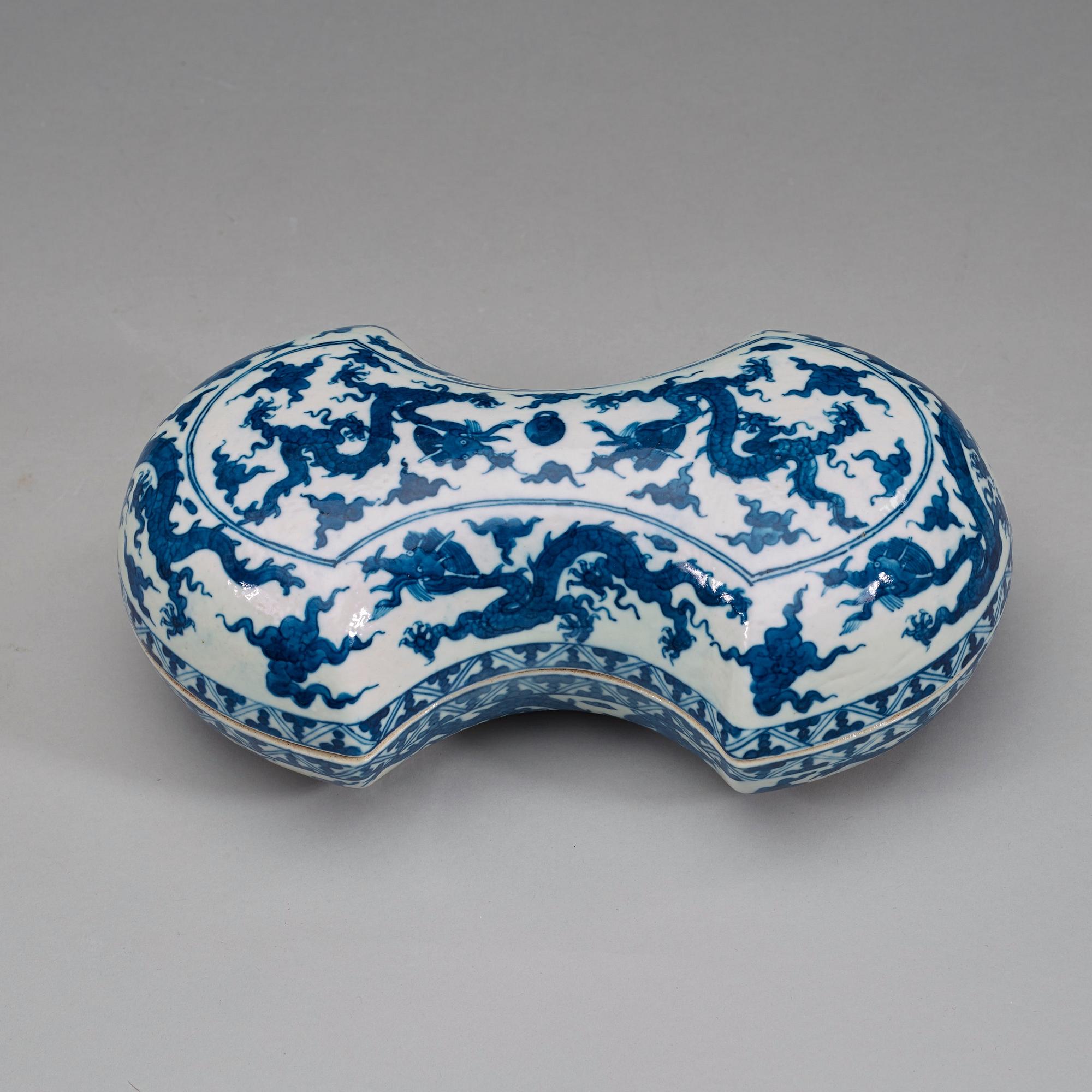 An ingot-shaped blue and white box with cover, Wanli six-character mark, Republic (1912-1949).