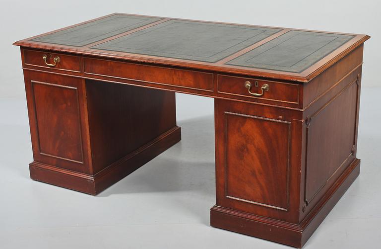 SKRIVBORD, engelsk stil, 1900-talets andra hälft.
