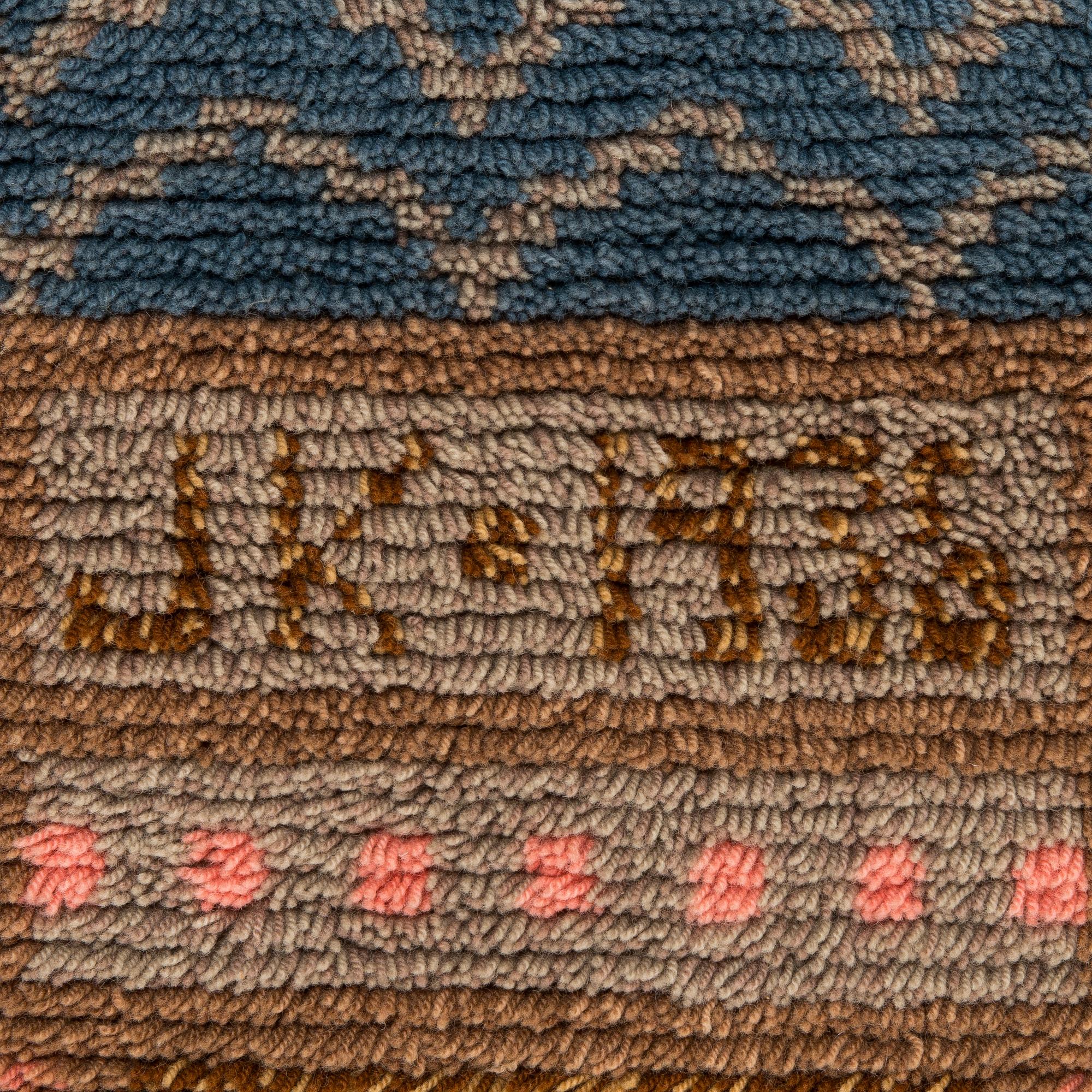 Pia Katerma, ryijy, Kajaanin kaupunginvaakuna. Päivätty 1936. Noin 196x130 cm.