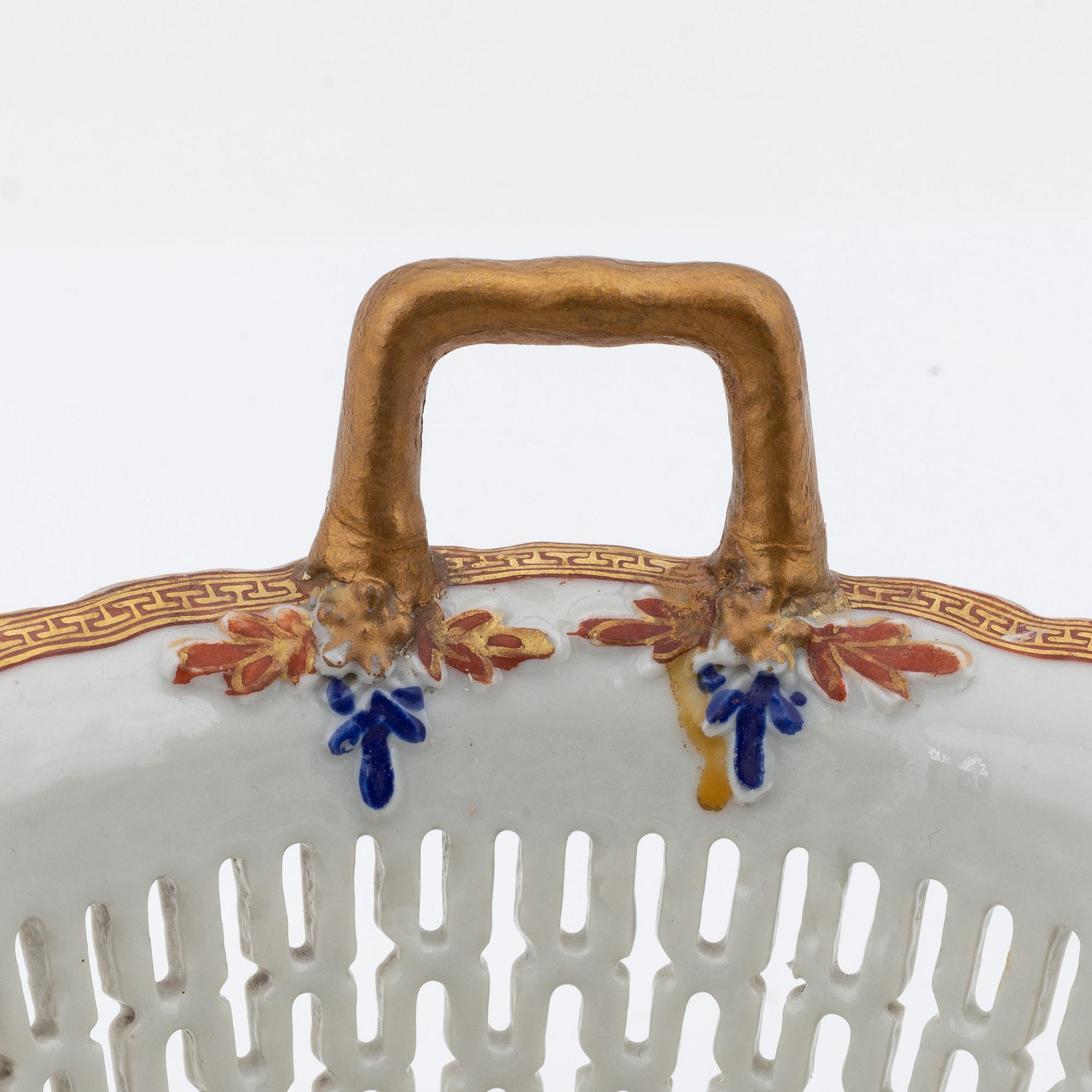 A famille rose chesnut basket, Qing dynasty, Jiaqing (1796-1820).
