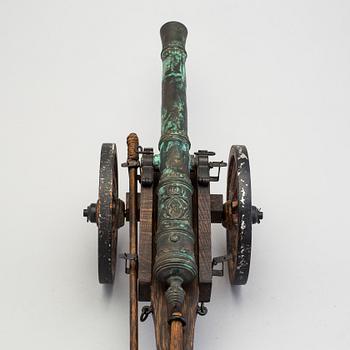 MODELLKANON, brons, kopia av fältkanon med Karl XII monogram, Svensk Metallkonst, Carlscrona, 1900-talets andra hälft.