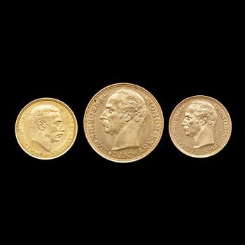 MYNT, 3 st, guld, 10 resp 20 kroner, Danmark 1908 resp 1913. Totalvikt ca 18 gram.
