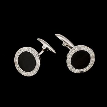 MANSCHETTKNAPPAR, ett par, 18k vitguld med onyx och briljantslipade diamanter tot ca0,80ct. Vikt 15g.
