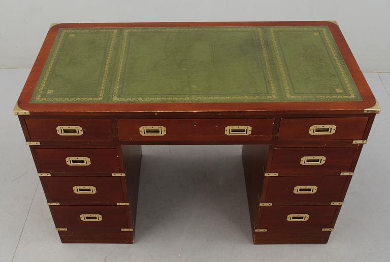 SKRIVBORD samt STOL, engelsk stil, 1900-talets fjärde kvartal.