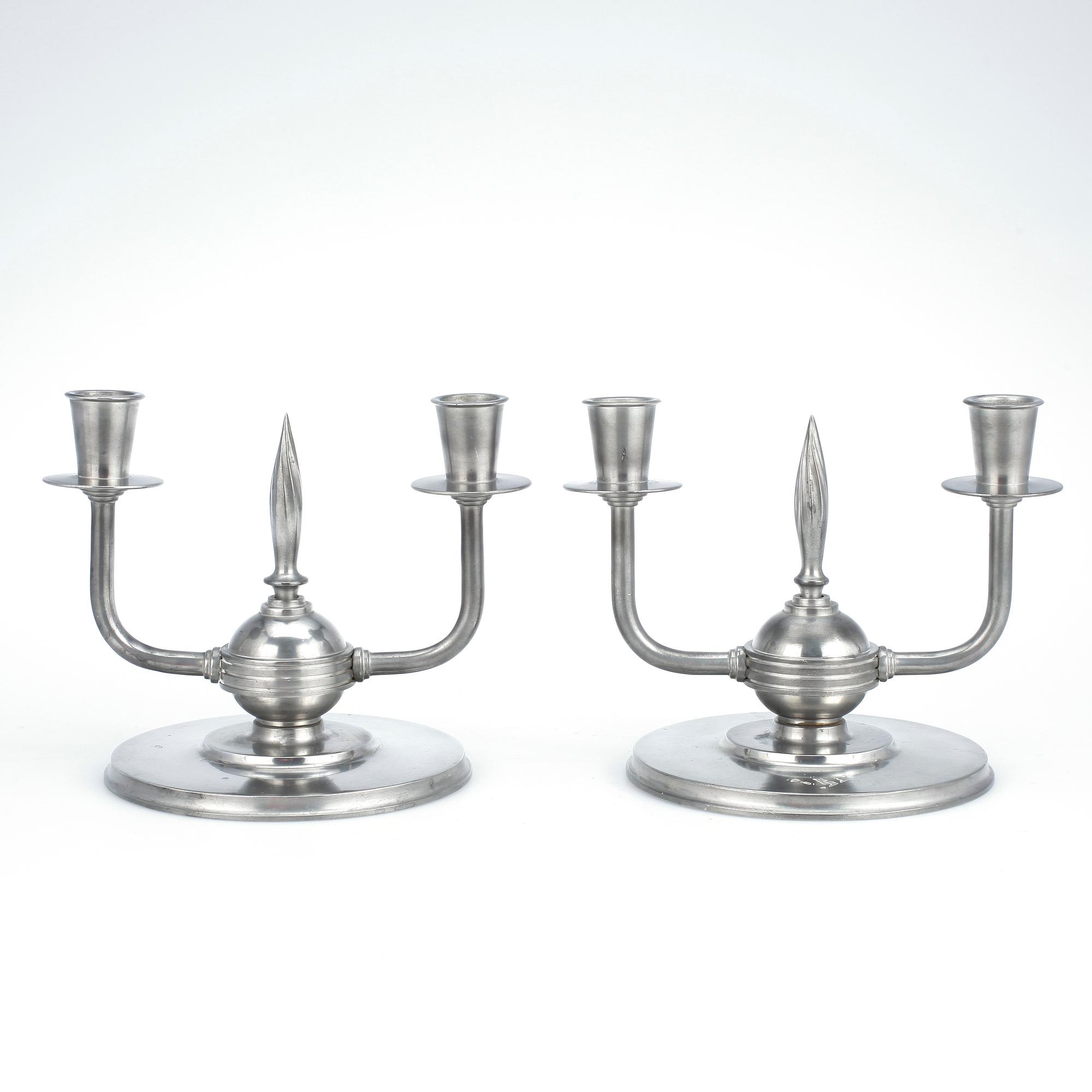 KANDELABRAR, ett par, tenn, Norrahammars bruk, 1900-talets första hälft.