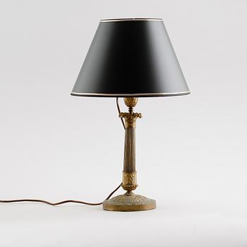 BORDSLAMPA, förgylld brons, empire, 1800-talets första hälft.