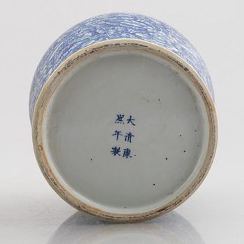 A pair of Chinese blue and white porcelain jars with cover, Qing dynasty with Kangxi mark.