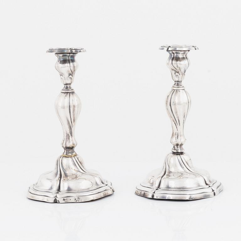 Ljusstakar, ett par, silver, rokokostil, Norge, svenska importstämplar, 1900-talets första hälft.