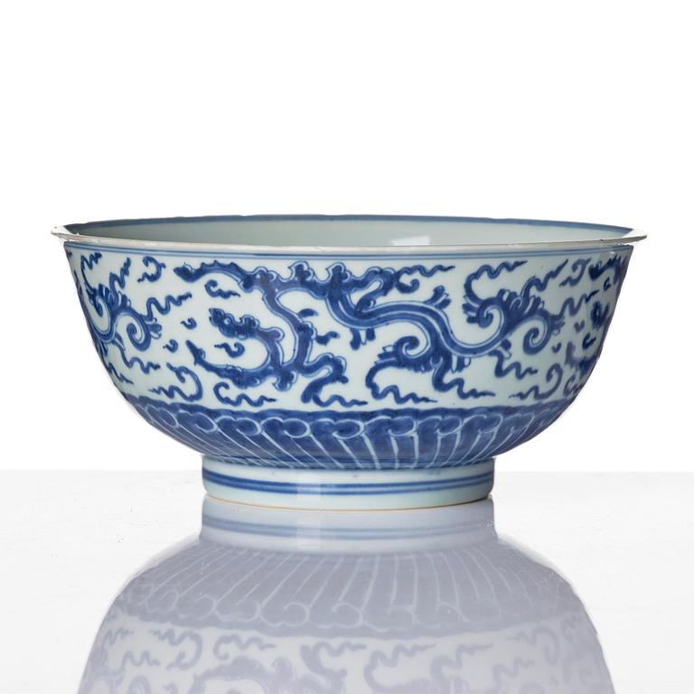 Skål, porslin. Qingdynastin, Yongzheng (1723-35).