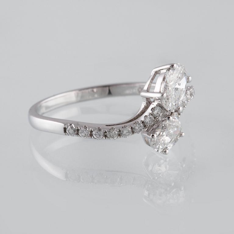 RING, 18K vitguld med 2 ovalslipade samt 16 briljantslipade diamanter ca 0.75 c. Vikt 2,0 gram.