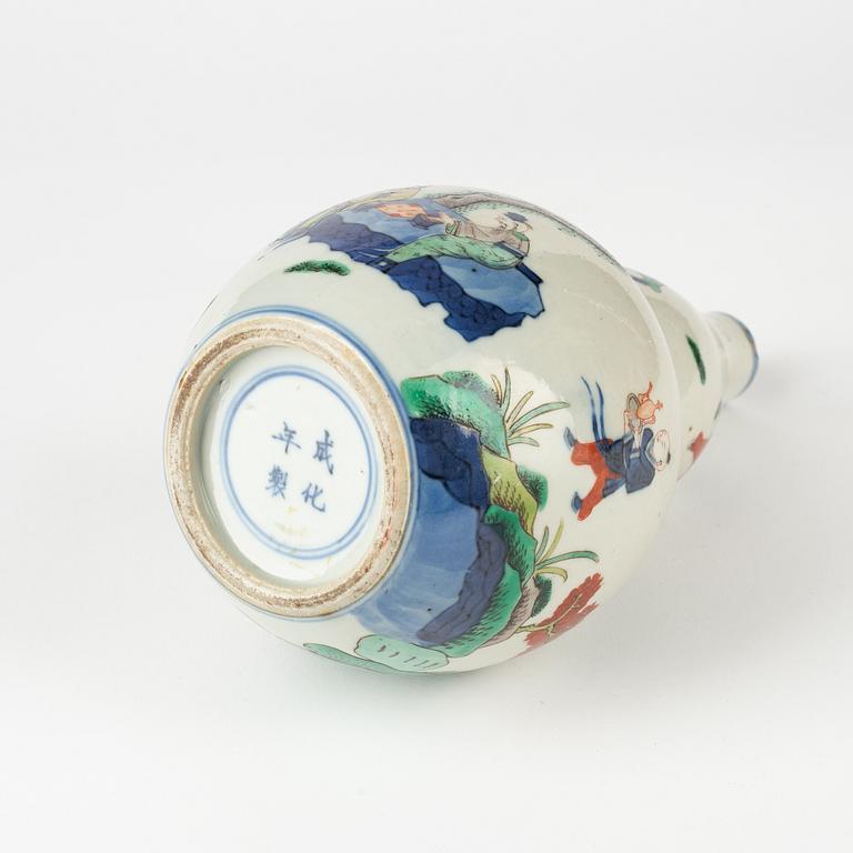 A kalebass shaped wucai vase, Qing dynasty, 19th Century.