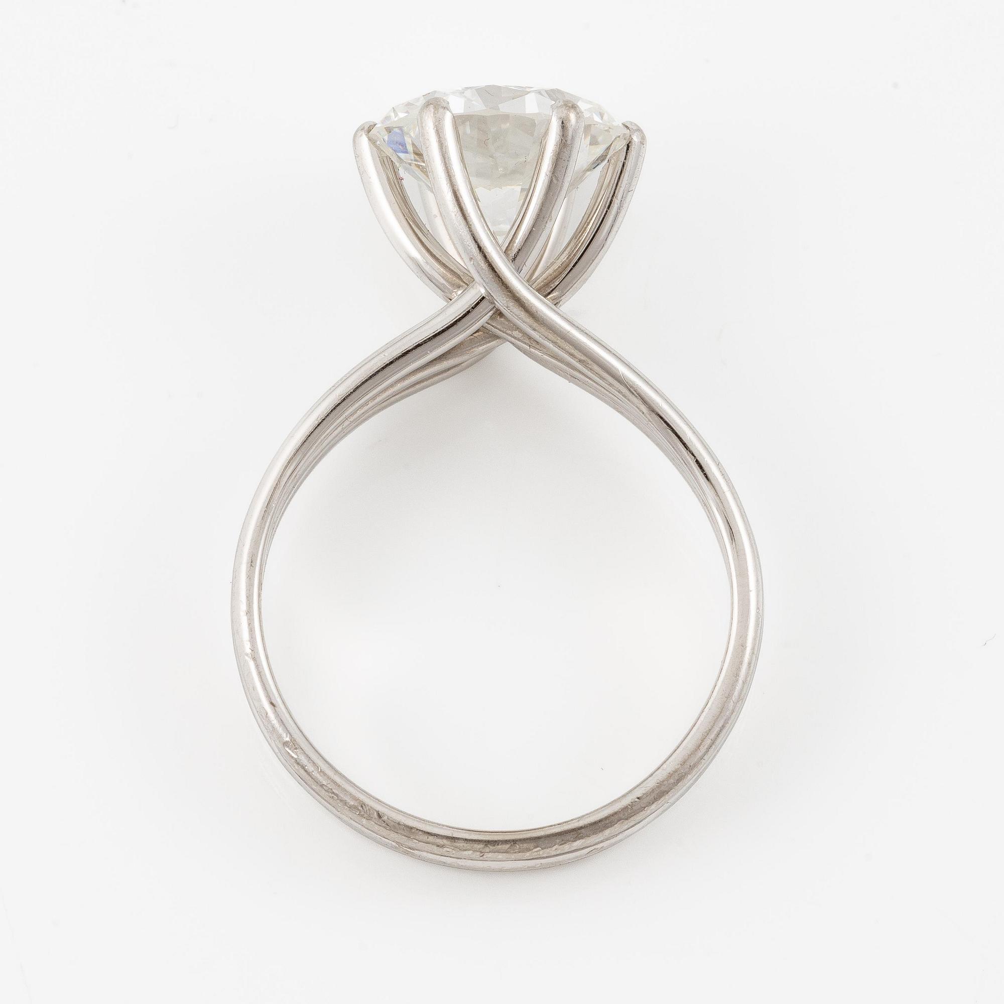 A ring in 18K white gold set with a round brilliant-cut diamond.