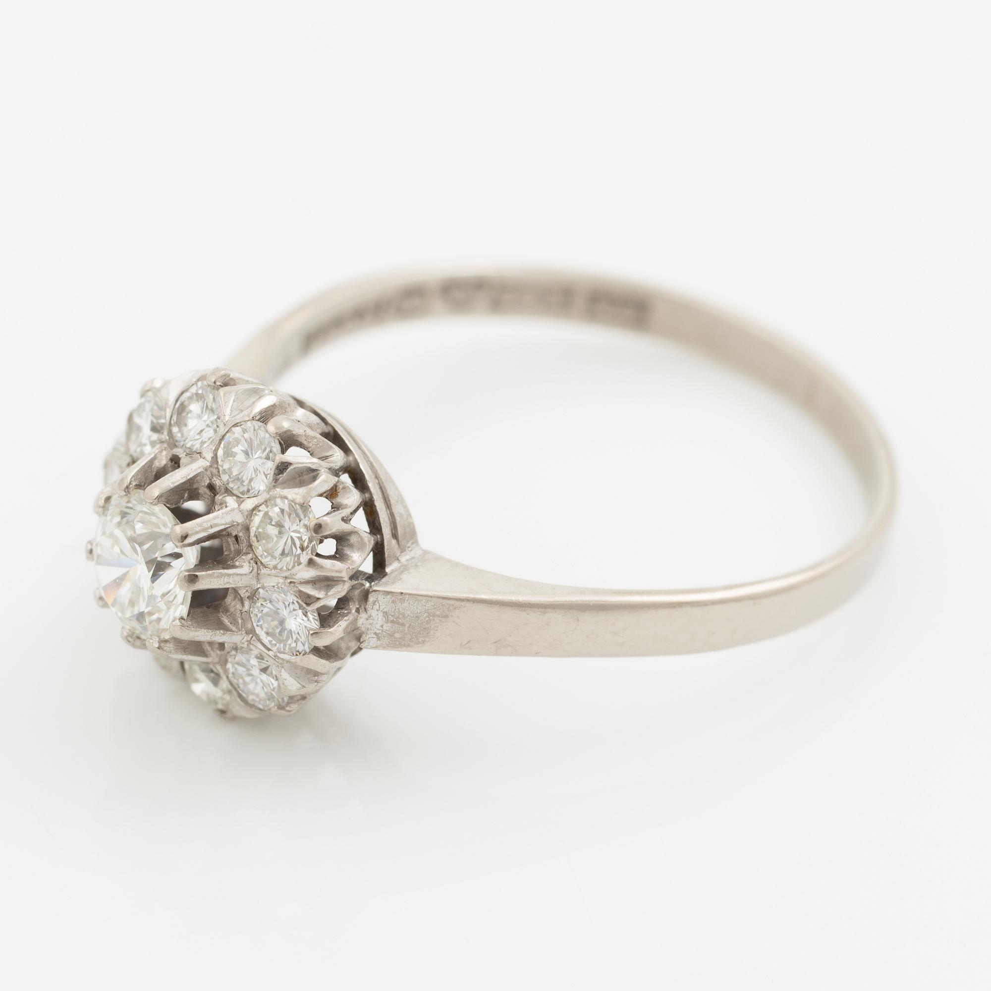 Ring 18K white gold set with round brilliant-cut diamonds.