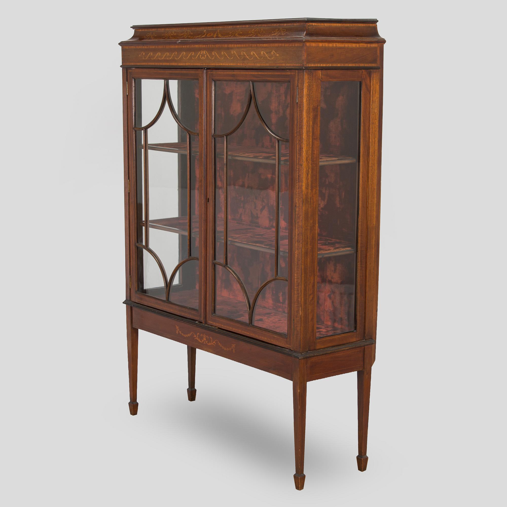 An English display cabinet, first half of the 20th century.