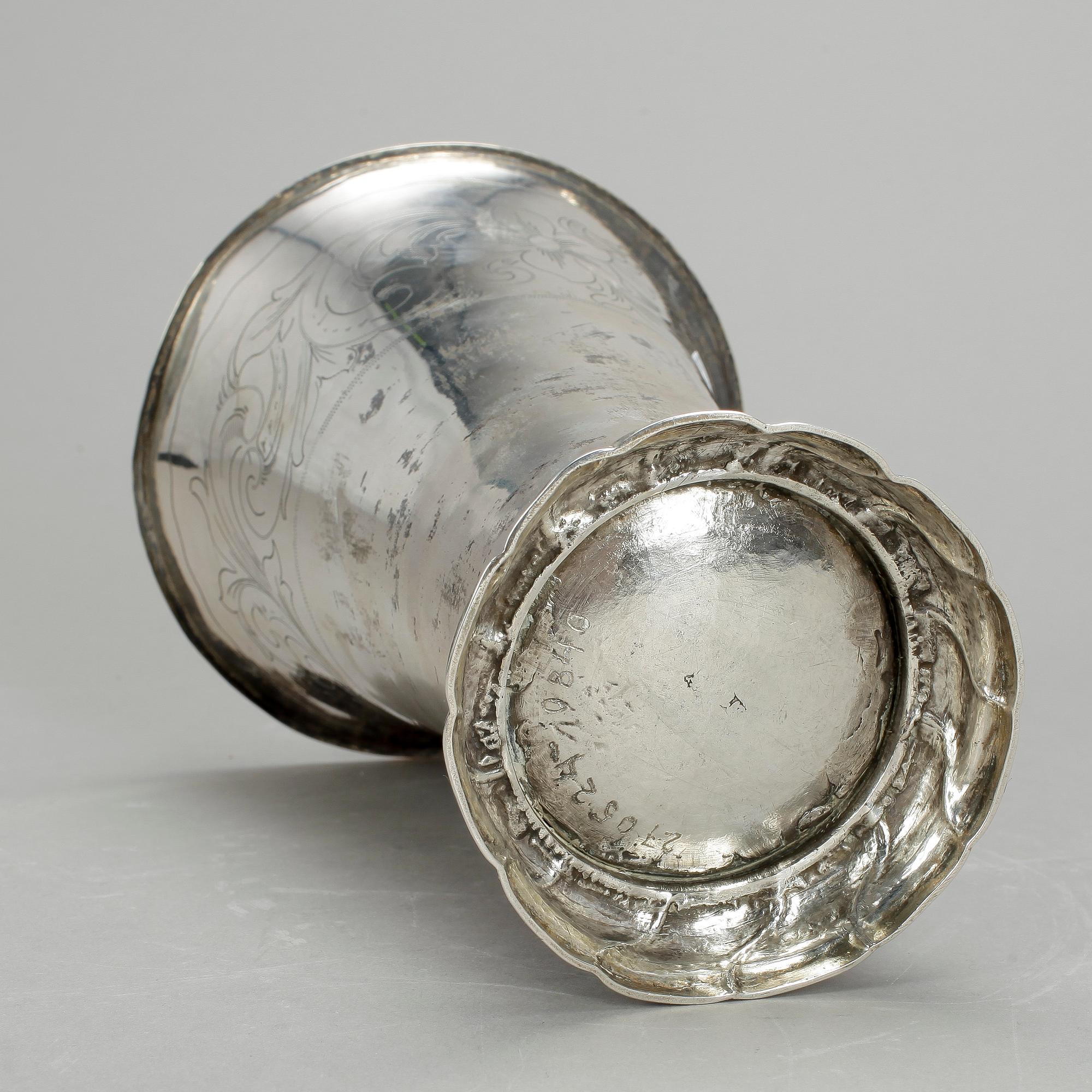 BÄGARE, silver, otydliga stämplar, 1700-tal. Vikt ca 302 gram.