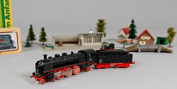 SAMLING MINIATYRJÄRNVÄGSFÖREMÅL, 1900-talets andra hälft.