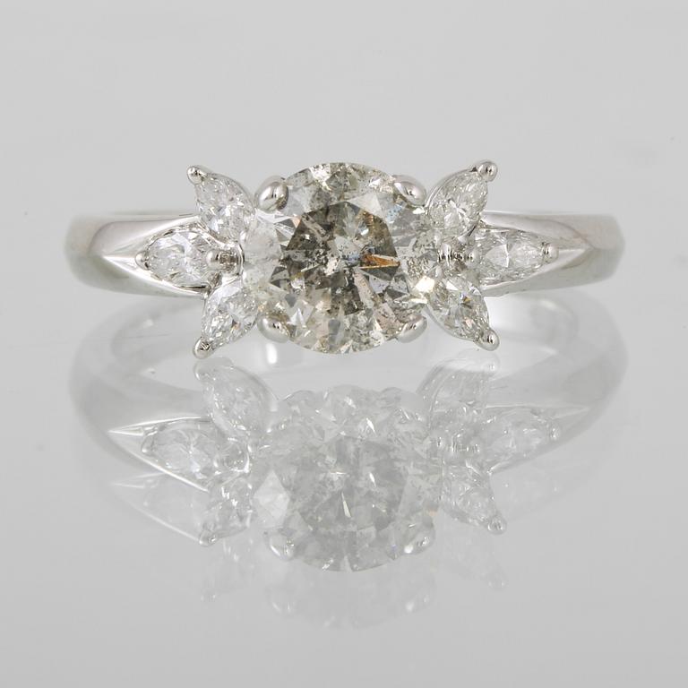 RING, 18K vitguld med briljantslipad diamant ca 1.22 ct samt navetteslipade diamanter 0.26 ct. Vikt 4,2 gram.