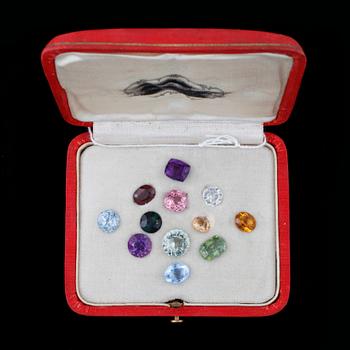 ÄDELSTENAR OCH SIMILISTENAR, ca92st, bla turmaliner, ametister, spinell och akvamarin, oinfattade.