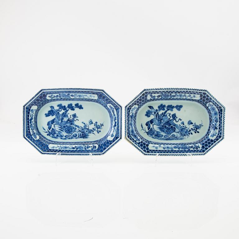 Serving dish a pair of Chinese 18th century porcelain.