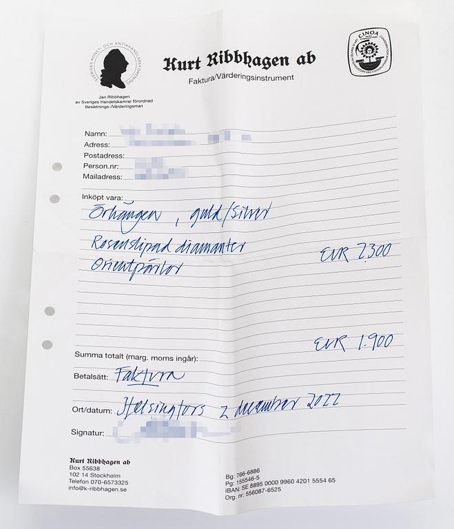 Örhängen med pärlor och rosenslipade diamanter.