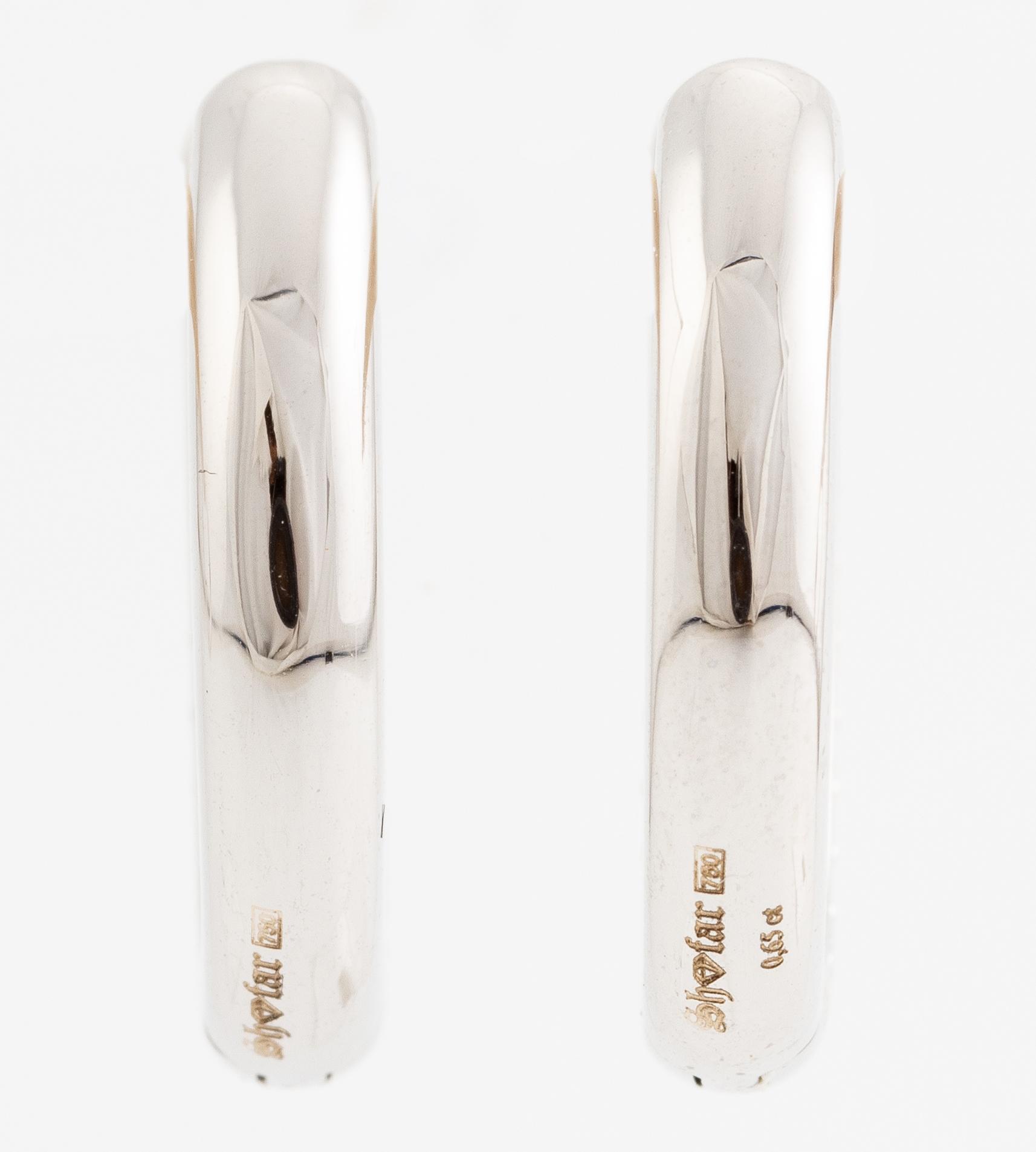 Hoop earrings 18K white gold with brilliant-cut diamonds.