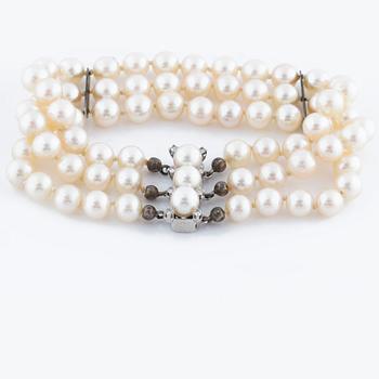 A cultured pearl bracelet.