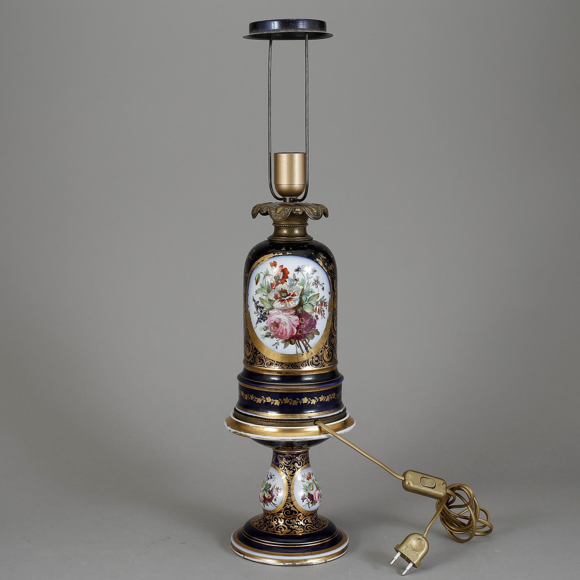 BORDSLAMPA, porslin, sent 1800-tal.