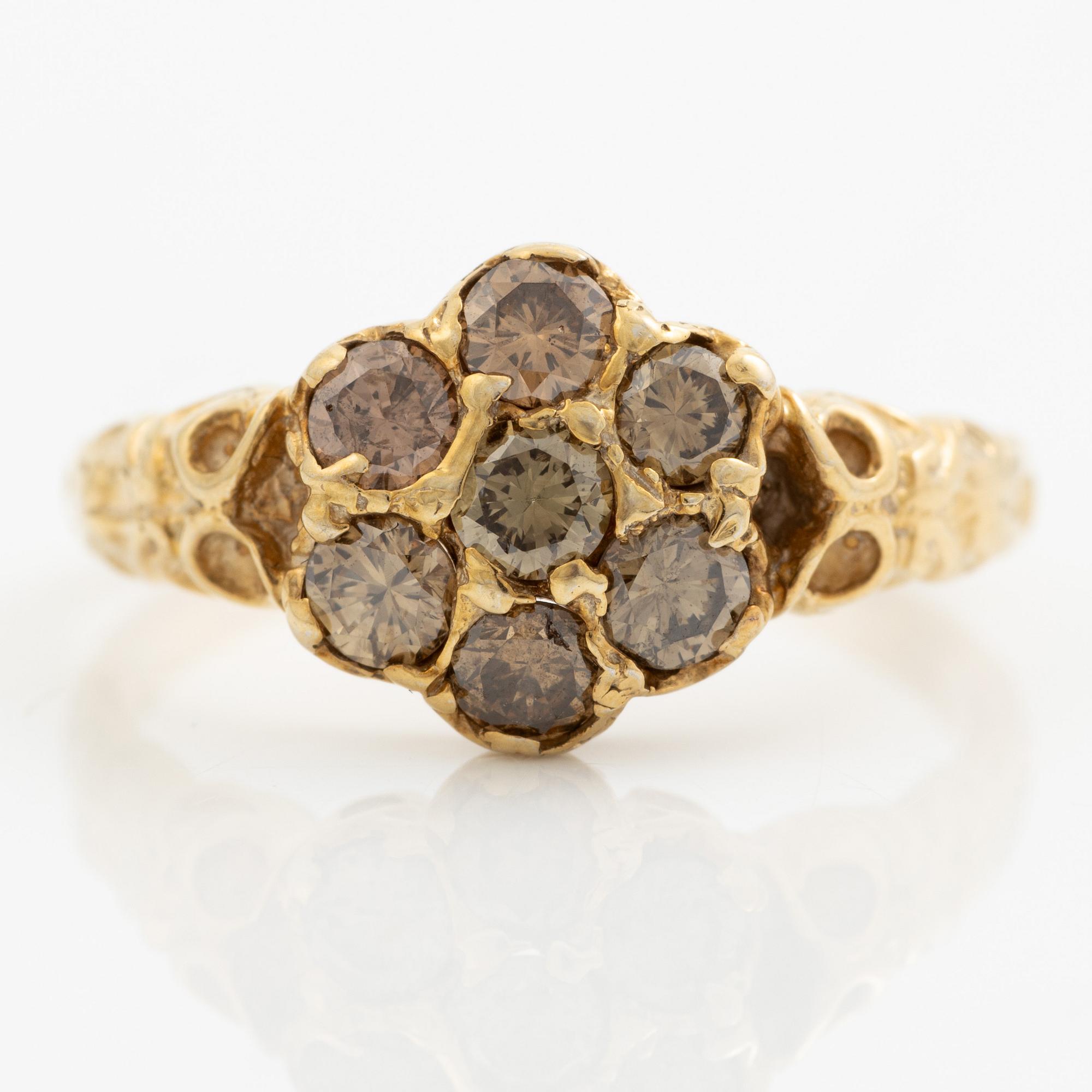 Ring, 18K gold with brown-tinted brilliant-cut diamonds.
