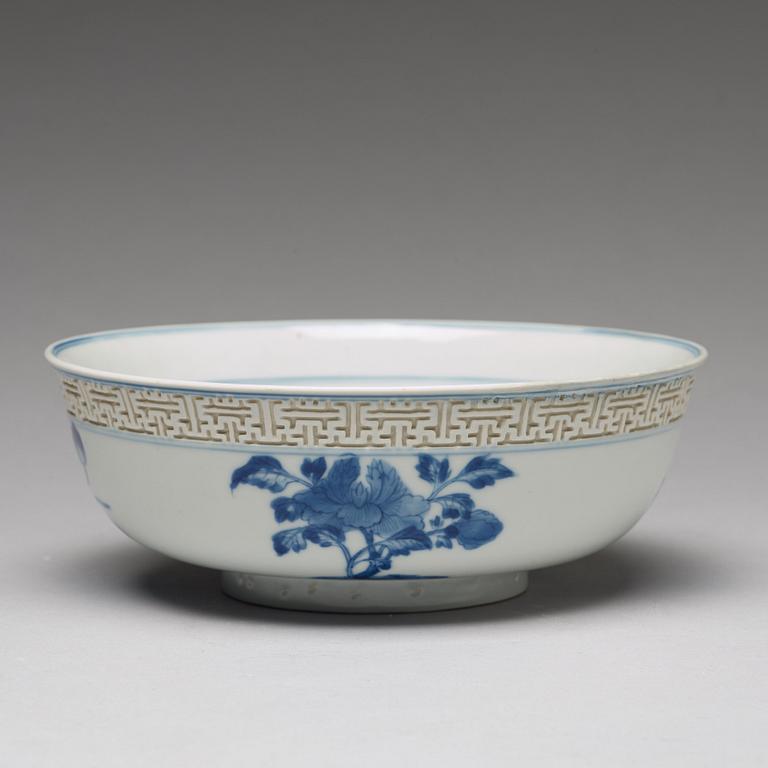 A blue and white bowl, Qing dynasty, Kangxi (1662-1722).