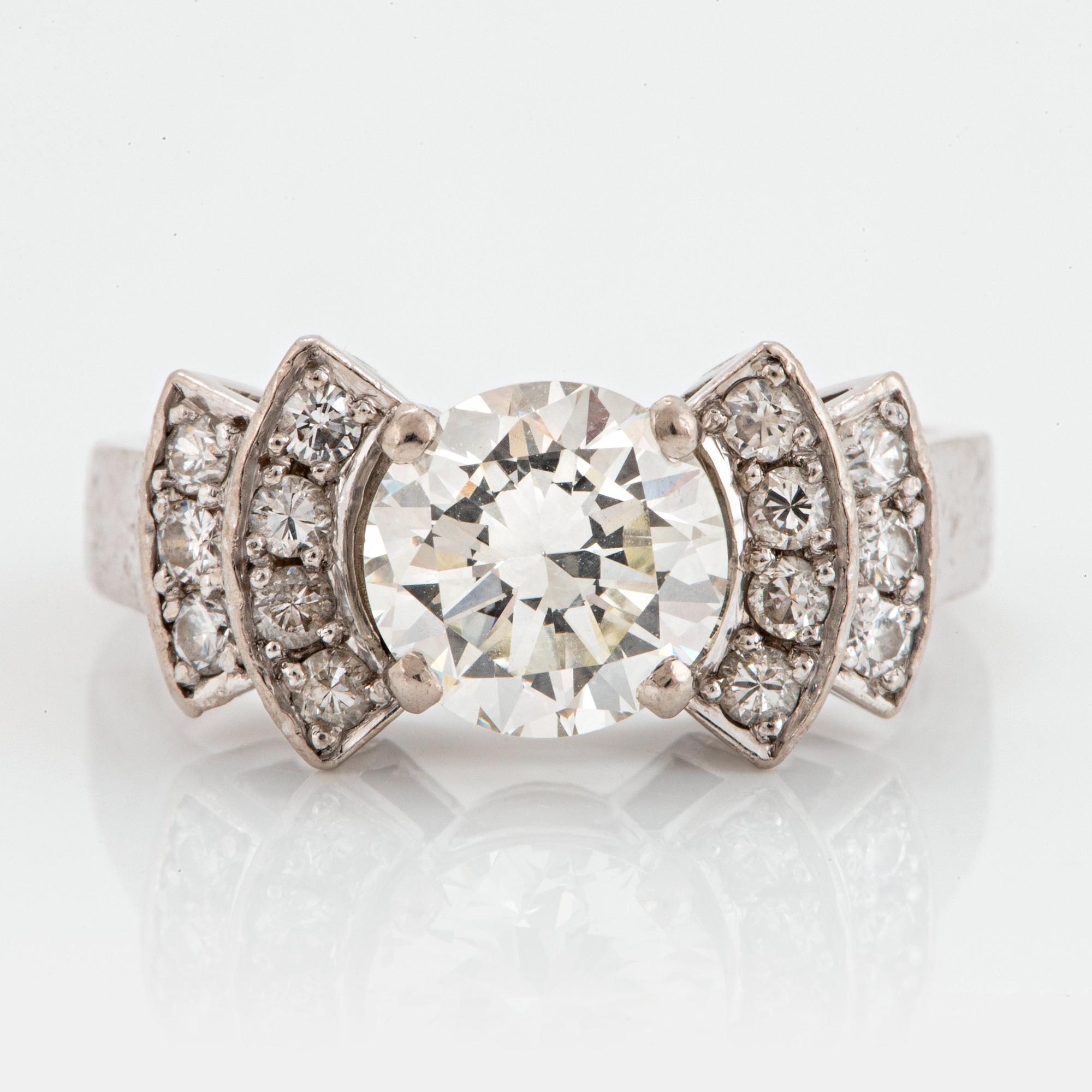 Ring 18K vitguld med en gammalslipad diamant ca 1.50 ct kvalitet ca J vs.