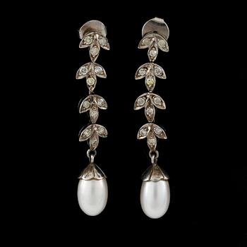 ÖRHÄNGEN, ett par, silver med briljantslipade diamanter tot ca0,72ct och sötvattenspärlor. 1900-talets slut.
