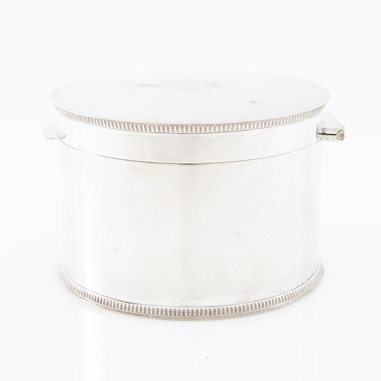 Sugar bowls 4 pcs in the Gustavian style, silver plate, and a box with a lid by Mappin & Webb.