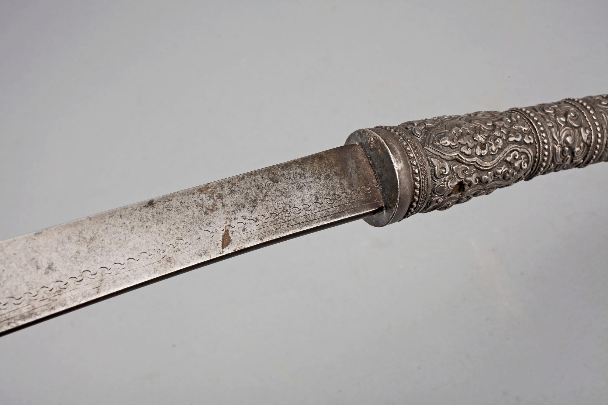 SVÄRD, 2 st, Asien, silverskaft.