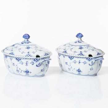 Royal Copenhagen, terriner med lock, ett par, "Musselmalet Helblonde", Danmark, 1979-83.