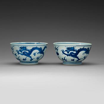 400. A pair of blue and white dragon bowls, Qing dynasty, Kangxi (1662-1722).