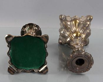 LJUSSTAKAR, ett par, nysilver, rokokostil.