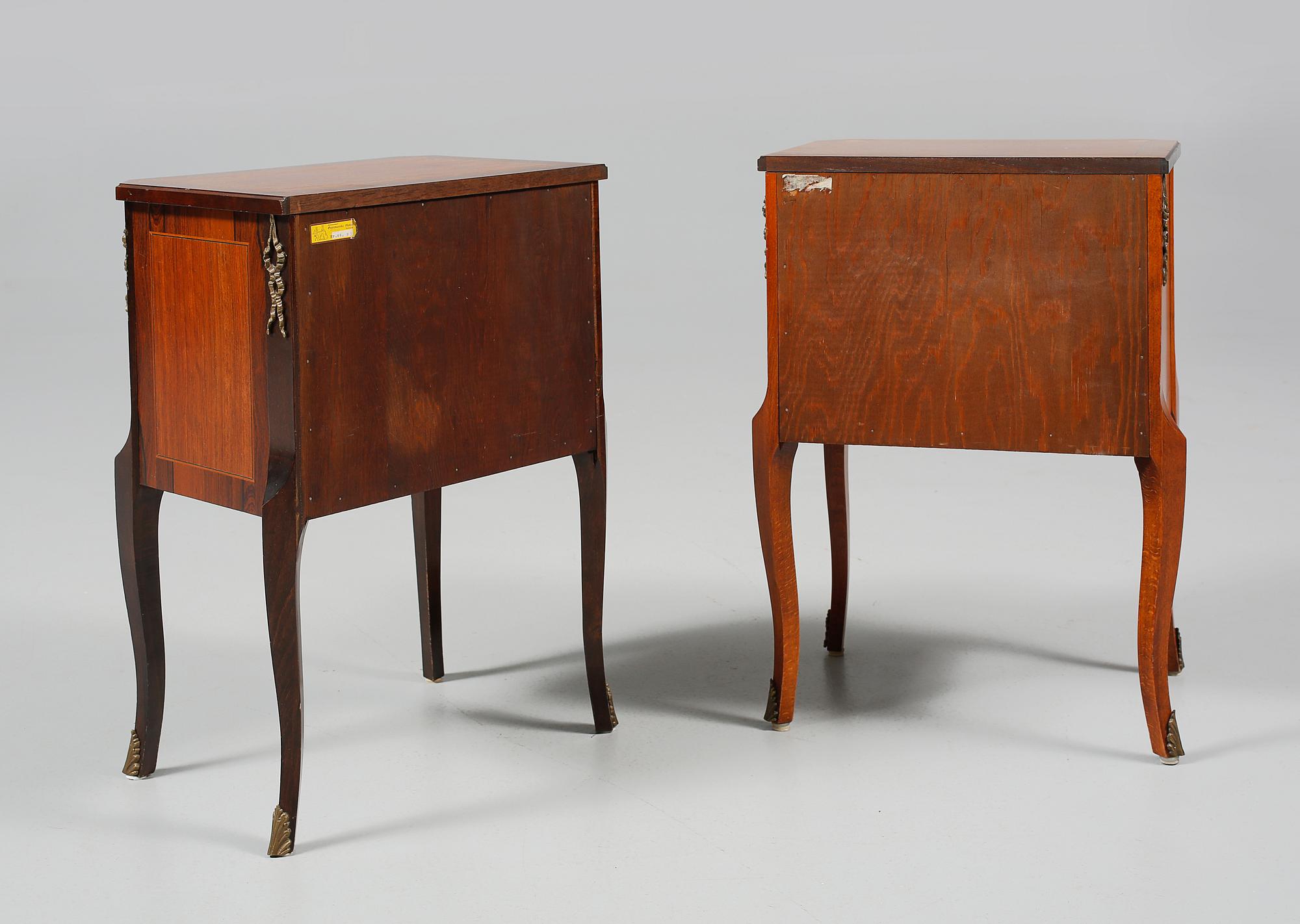 SÄNGBORD, 2 snarlika, gustaviansk stil, 1900-talets mitt.