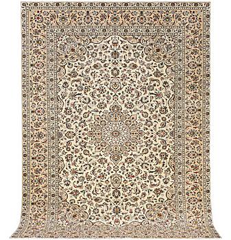 A Kashan carpet, c. 355 x 238 cm.