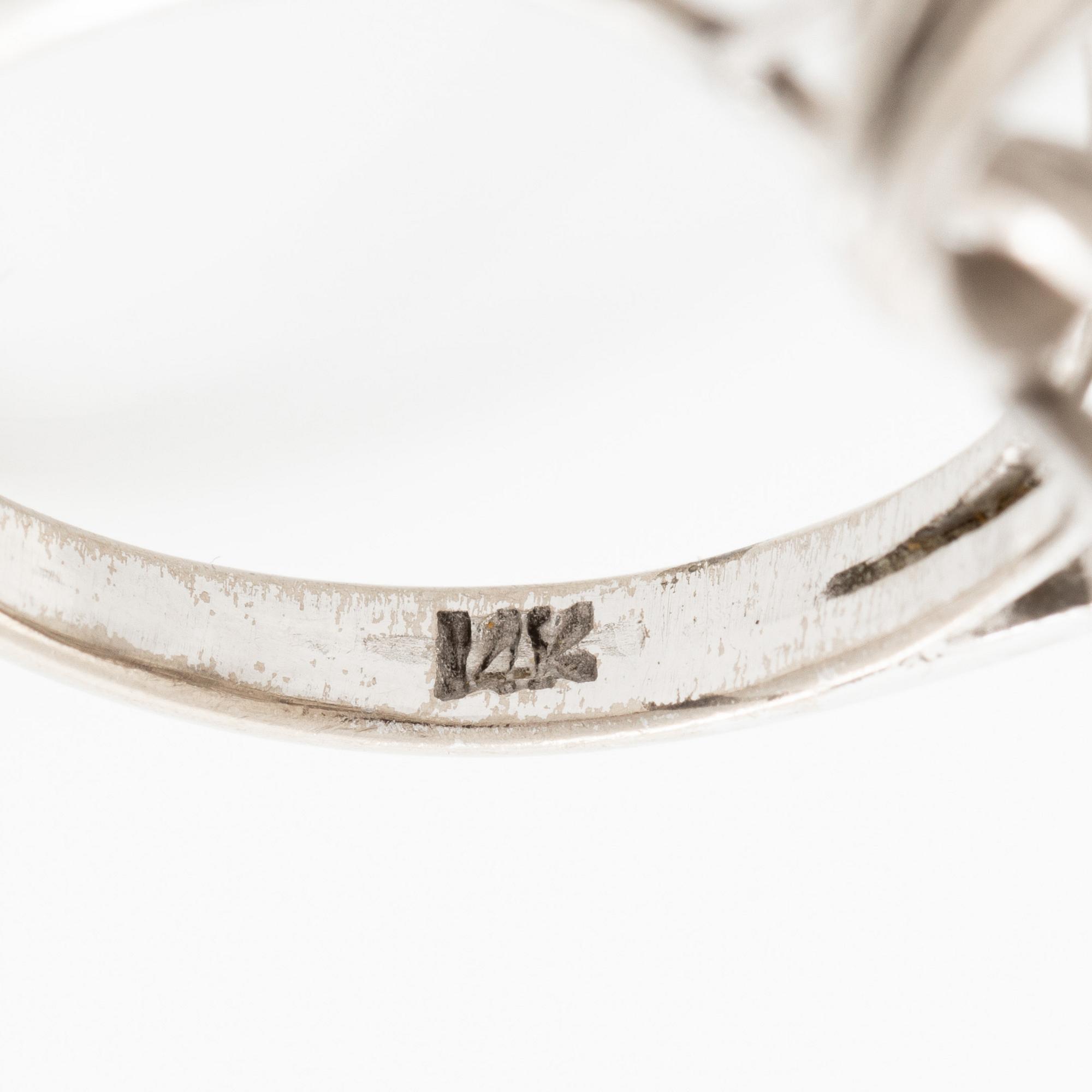 Ring, 14K vitguld med opaler och åttkantslipade diamanter.