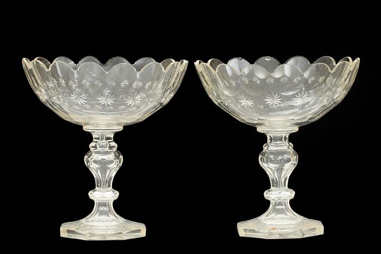 SKÅLAR PÅ FOT, ett par, glas, 1800-tal.
